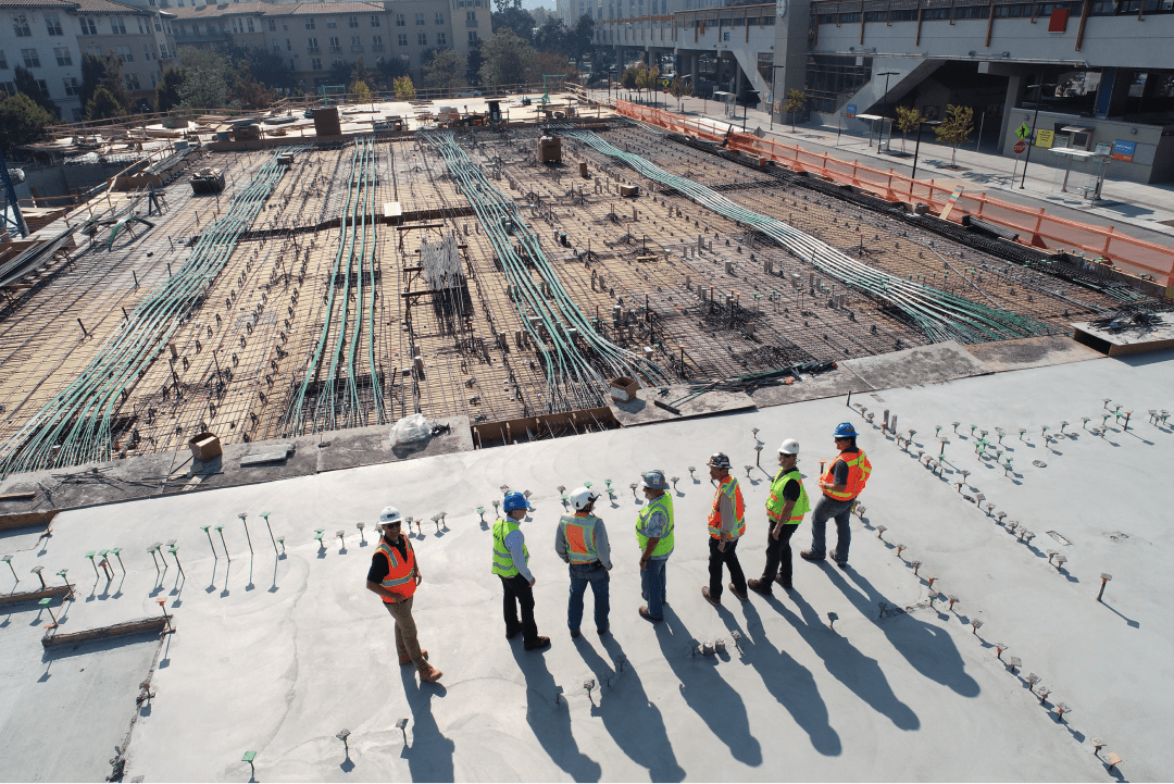 Cantiere edile con fondazioni a vista